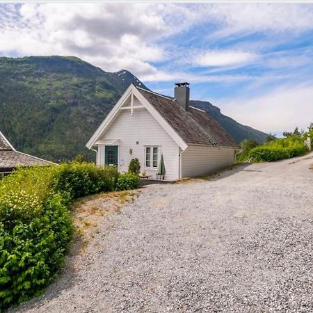 Villa Nydelig Lite Hus Med Egen Vedfyrt Baksteovn. Kaupanger Exterior foto